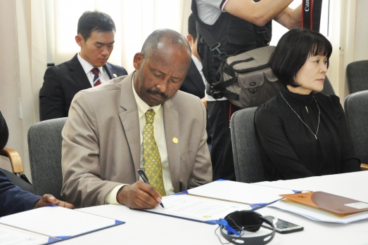 ECSU and  HWPL Sign MOU