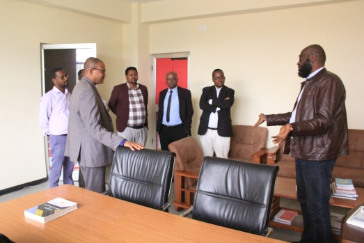 የኢሲሰዩ ፕሬዚዳንት የዩኒቨርሲቲዉን የተለያዩ የስራ ክፍሎች ጎበኙ