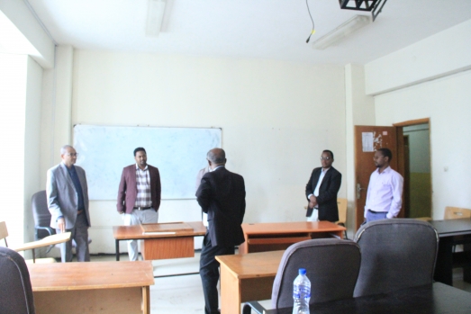 የኢሲሰዩ ፕሬዚዳንት የዩኒቨርሲቲዉን የተለያዩ የስራ ክፍሎች ጎበኙ